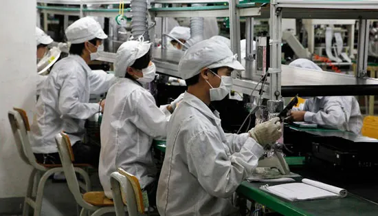 Công nhân làm việc trong một nhà máy Foxconn.