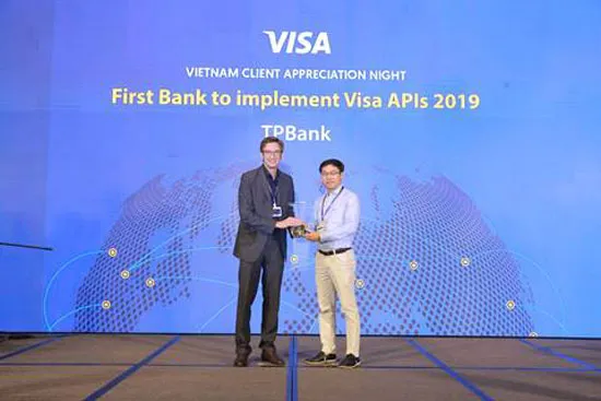 Ông Đinh Văn Chiến, Phó Tổng giám đốc TPBank nhận giải thưởng.
