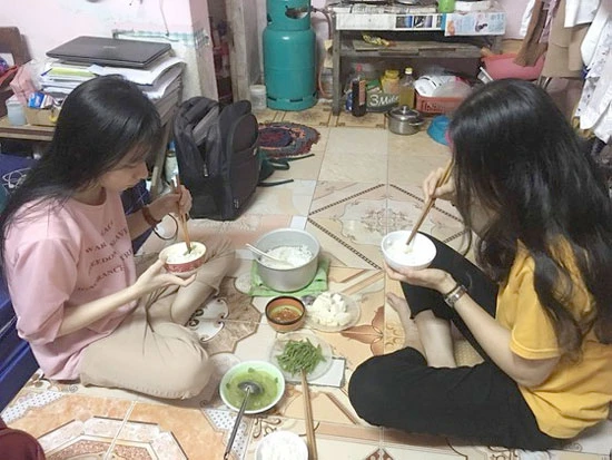 Bữa cơm sinh viên vốn đã tiết kiệm, nay càng đạm bạc hơn khi thịt heo đang “bão giá”.