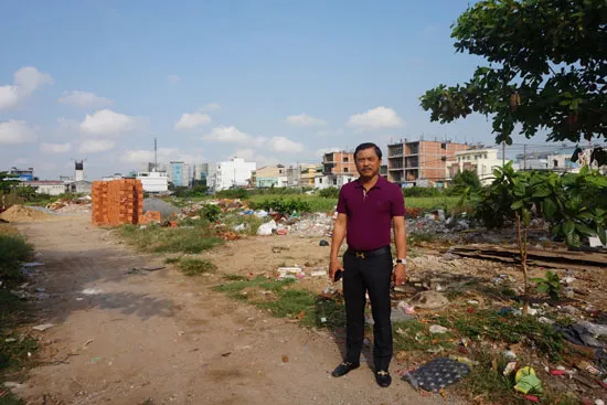 Ông Ngô Mạnh Lân bên khu đất mua từ năm 1992.