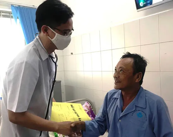 Các bác sĩ chăm sóc cho bệnh nhân.