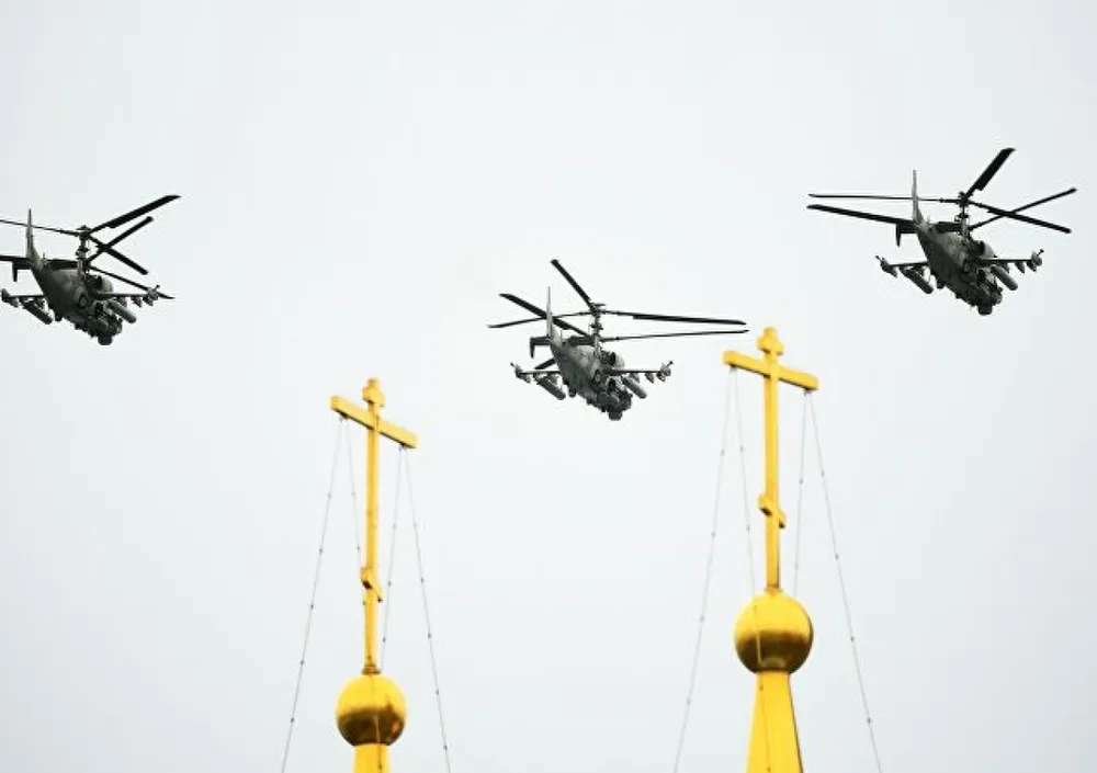 Trực thăng tấn công Ka-52 Alligator là 1 trực thăng quân sự 2 chỗ ngồi. Nó có thể được trang bị vũ khí hiện đại và nhiều loại bao gồm súng 2A42-30mm và 460 viên đạn, rocket không điều khiển 80mm và các loại tên lửa không đối không tầm nhiệt. Ảnh: Sputnik