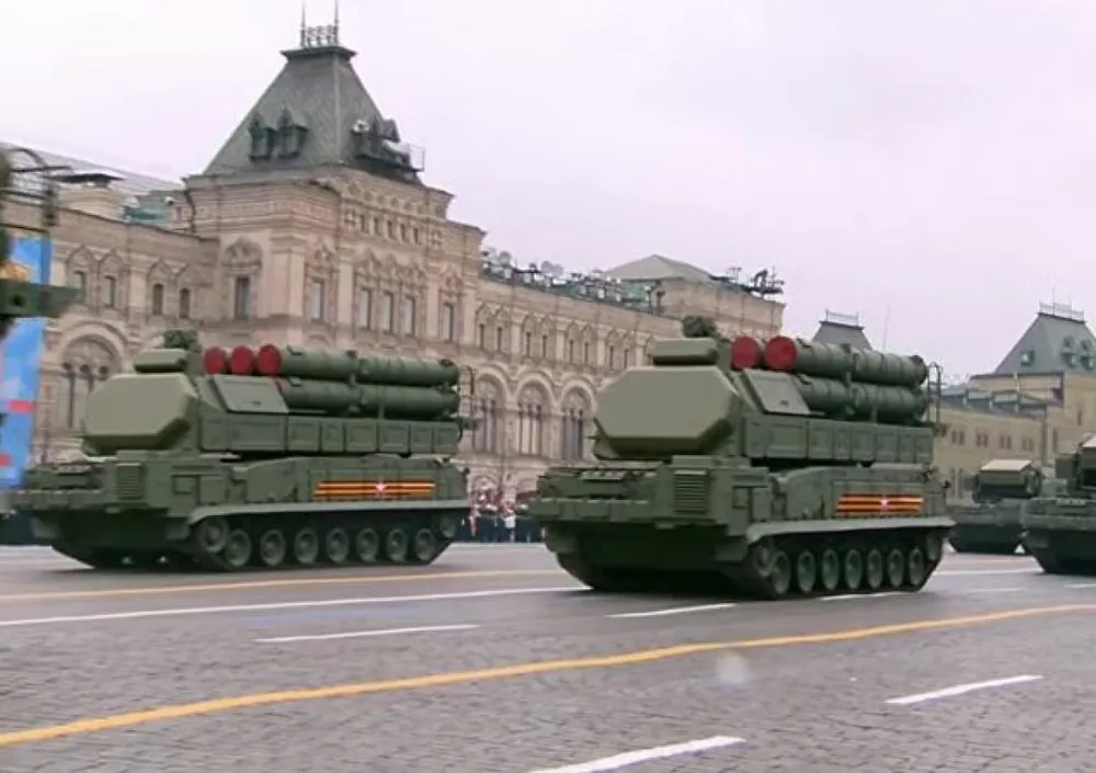 Tiếp sau đó là hệ thống tên lửa đất đối không tầm ngắn Tor-M2 và tổ hợp Buk-M3. Ảnh: Sputnik.