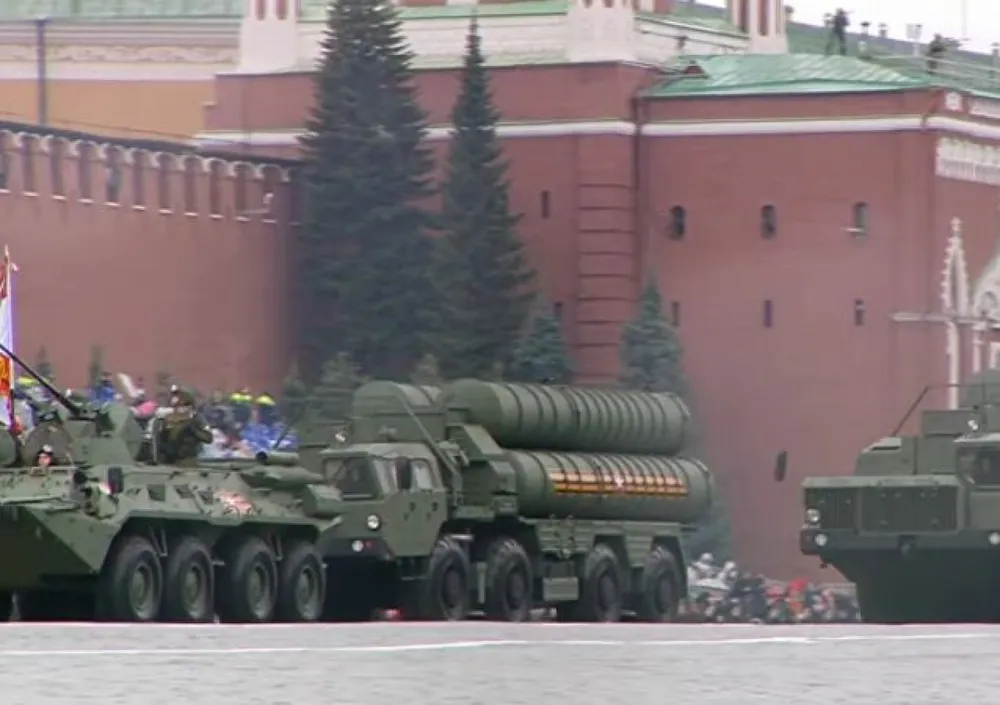 Hệ thống phòng không S-400. S-400 là hệ thống phòng không di động tiên tiến nhất trong kho vũ khí của Nga, có thể bắn hạ mọi thứ, từ máy bay, máy bay không người lái cho đến tên lửa hành trình và đạn đạo. Ảnh: Sputnik.