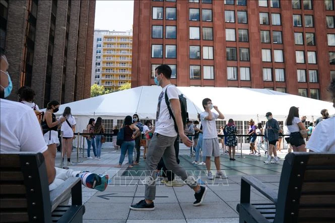 Sinh viên xếp hàng chờ xét nghiệm COVID-19 tại trường đại học New York, Mỹ. Ảnh: AFP/TTXVN