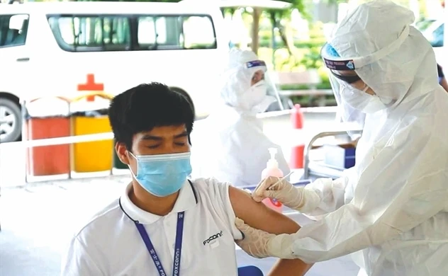 Tiêm vaccine cho công nhân khu công nghiệp.