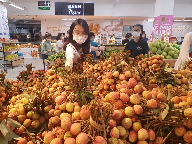 Lần đầu tiên, hệ thống các siêu thị cùng 6 sàn TMĐT cùng bắt tay tiêu thụ vải thiều. Vải Bắc Giang, Hải Dương được vận chuyển bằng máy bay vào TPHCM. Ảnh: H. Minh