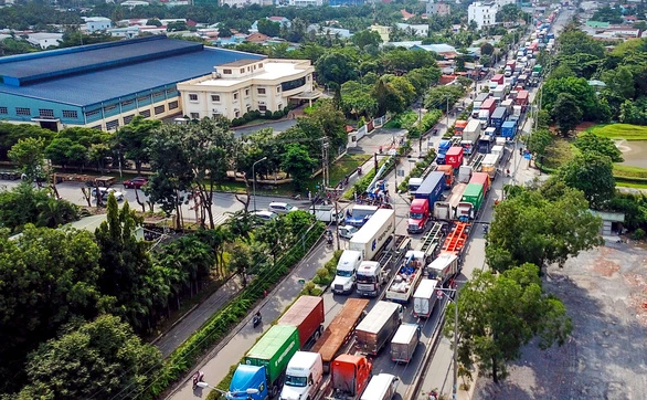 Thu phí hạ tầng cảng biển nhằm lấy nguồn thu đầu tư hạ tầng giao thông kết nối các cảng biển, giảm tình trạng kẹt xe. Trong ảnh: Ùn ứ xe kéo dài trên đường Đồng Văn Cống hướng vào cảng Cát Lái, TP Thủ Đức. Ảnh: QUANG ĐỊNH