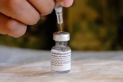 Trước đó, Bà Rịa - Vũng Tàu cho biết tỉnh có 2,2 triệu liều vaccine Astrazeneca và Pfizer, thông báo cho các cơ quan, tổ chức đơn vị có nhu cầu mua có trả phí, khẩn trương đăng ký. Ảnh minh họa. 