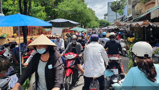 Người dân nhích từng chút một tại chợ Bà Chiểu (quận Bình Thạnh) mua đồ cúng Tết Đoan ngọ sớm. Ảnh: Hồng Phúc.