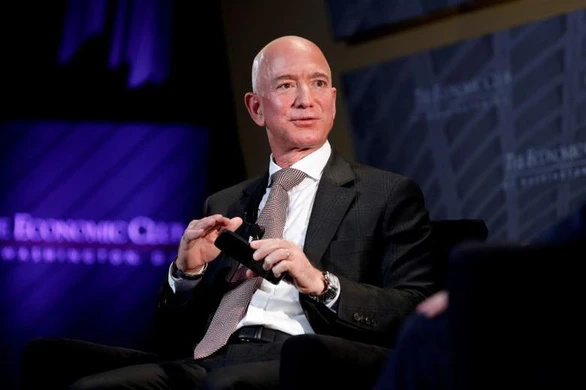 Tỷ phú Jeff Bezos, nhà sáng lập Hãng công nghệ vũ trụ Blue Origin và là giám đốc điều hành Tập đoàn Amazon.com. Ảnh: REUTERS