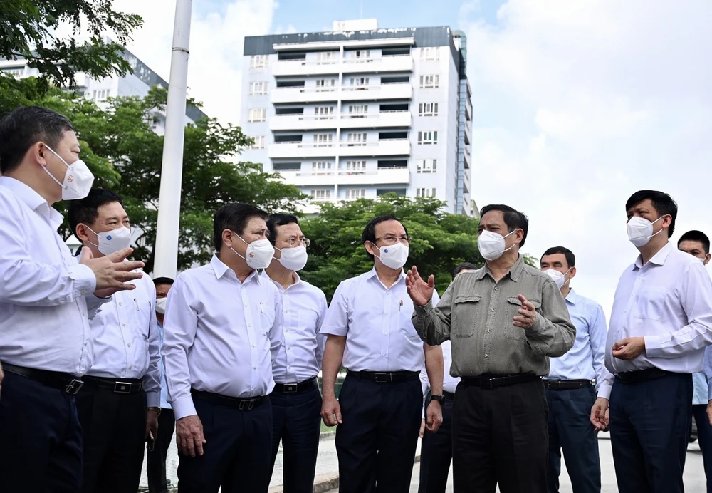 Đoàn công tác do Thủ tướng Chính phủ Phạm Minh Chính làm trưởng đoàn đã đến kiểm tra công tác phòng, chống dịch tại Khu cách ly Ký túc xá Đại học Quốc gia TPHCM. Ảnh: Zing