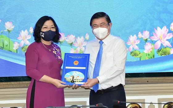 Chủ tịch UBND TPHCM Nguyễn Thành Phong bổ nhiệm 61 lãnh đạo UBND 16 quận ảnh 1 Chủ tịch UBND TPHCM Nguyễn Thành Phong bổ nhiệm 61 lãnh đạo UBND 16 quận ảnh 1