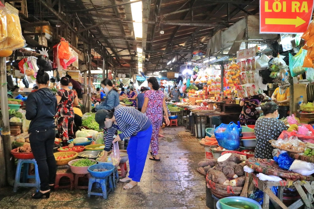 Tiểu thương kinh doanh tại chợ thực hiện đầy đủ nghĩa vụ thuế được hỗ trợ với mức 150.000 – 300.000 đồng/điểm kinh doanh/tháng. Ảnh: Thanh niên. 