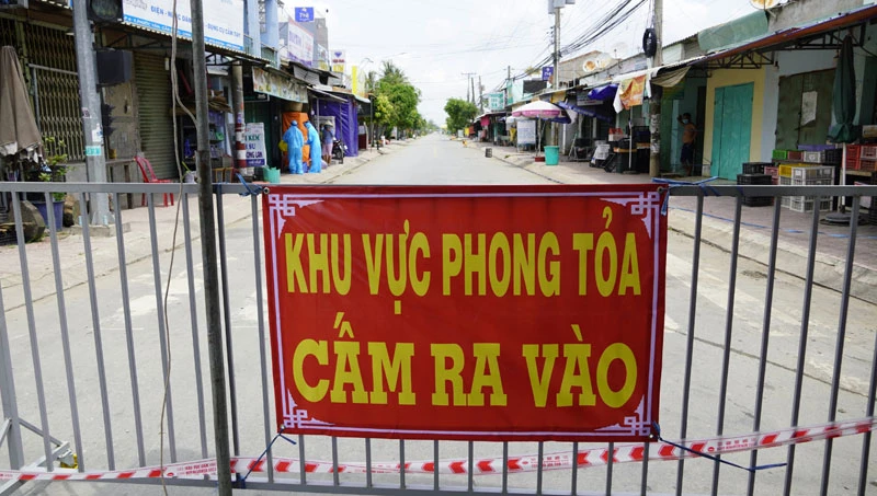 Thiết kế những chính sách, cách làm nhân văn, thấu hiểu mới nhận được sự đồng lòng, chia sẻ, nhanh chóng vượt qua nỗi đau dịch bệnh. Ảnh: Báo Nhân dân