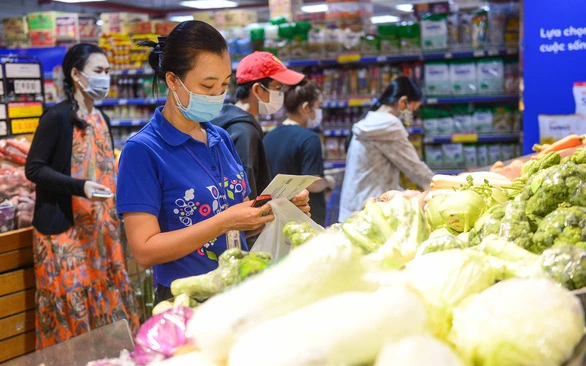 Siêu thị đang chịu áp lực cùng lúc với chi phí đầu vào tăng, nhân viên luôn trong cảnh đối mặt với dịch bệnh. Ảnh: H. Minh