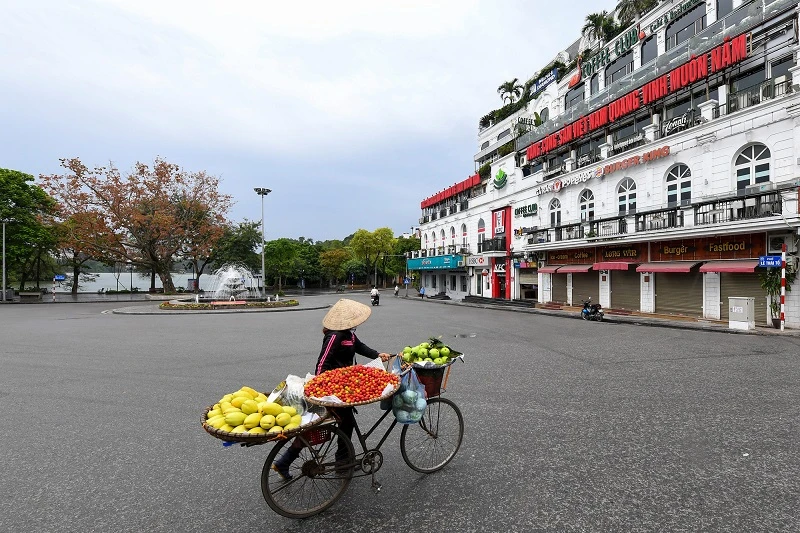 6h sáng mai, ngày 24-7, Hà Nội thực hiện giãn cách xã hội toàn thành phố 15 ngày theo Chỉ thị 16 để phòng chống dịch. Ảnh: Báo Tổ quốc.