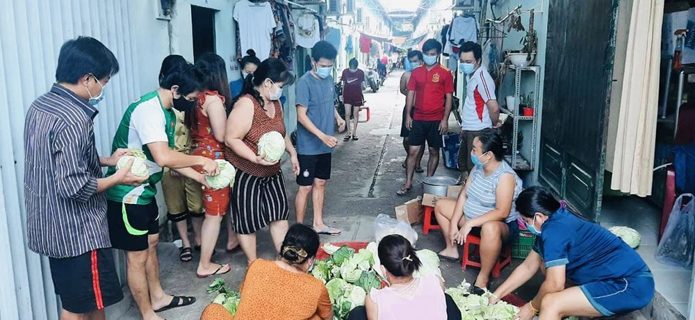 Một khu nhà trọ đang nhận rau xanh từ đơn vị hỗ trợ. ẢNH: Đình Sơn 