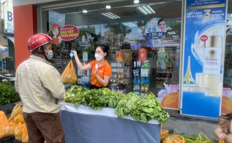 Nhiều chuỗi bán lẻ đưa ra giải pháp bán hàng theo hình thức “mua chung”, theo combo để tiện cho người dân. ẢNH: Ng.Nga