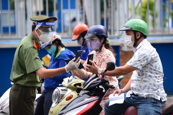 Người dân gặp khó khăn trong những ngày khai báo "di biến động dân cư". Trong ảnh: điểm kiểm tra trên đường Phổ Quang, quận Tân Bình, TP.HCM. Ảnh: Quang Định.