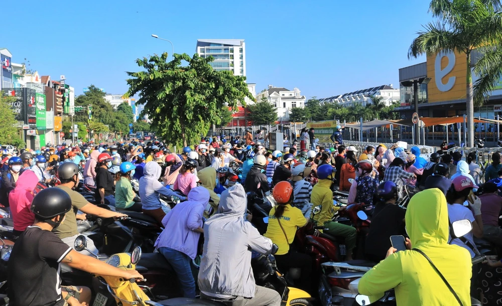 Trước ngày thực hiện giãn cách xã hội với phương châm "ai ở yên nhà đó", người dân TPHCM đã đổ ra đường mua thức ăn, thuốc uống và các vật dụng thiết yếu khiến nhiều điểm mua sắm tắt nghẽn. Ảnh: TN