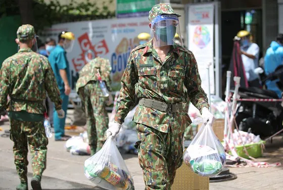 Ngày đầu bộ đội đi chợ, mang thực phẩm đến từng nhà dân TPHCM ra sao? ảnh 2 Ngày đầu bộ đội đi chợ, mang thực phẩm đến từng nhà dân TPHCM ra sao? ảnh 2