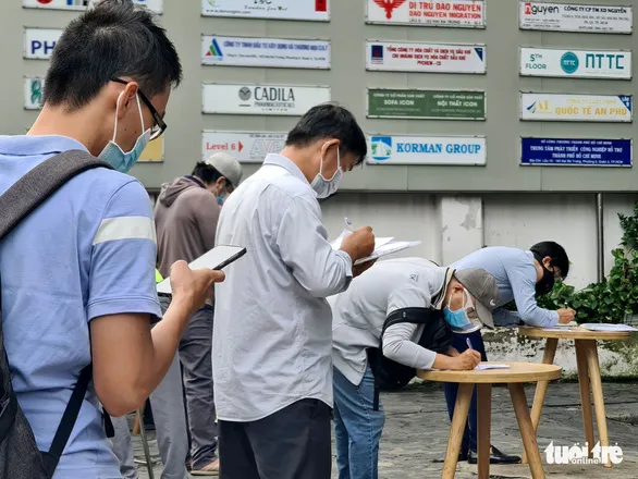 Người đứng kẻ ngồi điền giấy đi đường ở Sở Công thương TPHCM ảnh 2 Người đứng kẻ ngồi điền giấy đi đường ở Sở Công thương TPHCM ảnh 2