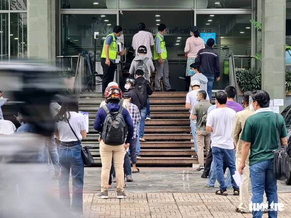 Người đứng kẻ ngồi điền giấy đi đường ở Sở Công thương TPHCM ảnh 1 Người đứng kẻ ngồi điền giấy đi đường ở Sở Công thương TPHCM ảnh 1