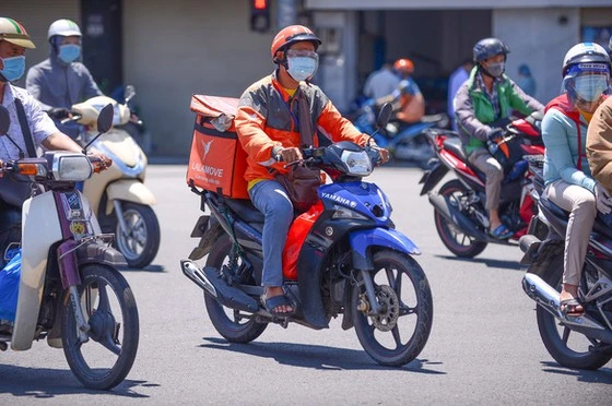 Sau 1 tuần dừng hoạt động giao hàng tại TP Thủ Đức và nhiều quận huyện có nguy cơ cao trong thời điểm TPHCM siết giãn cách xã hội, Sở Công thương đề xuất cho 25.000 shipper được hoạt động liên quận vì đây là đội ngũ góp phần lưu thông hàng hóa hiệu quả. Ả