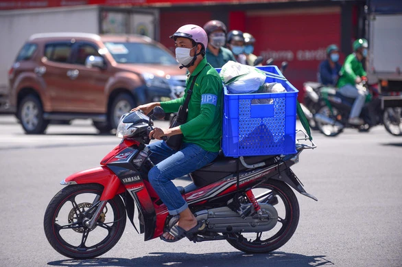 Theo tính toán, trong điều kiện giãn cách, mỗi shipper trung bình giao 20-25 đơn hàng mỗi ngày. Ảnh: TT