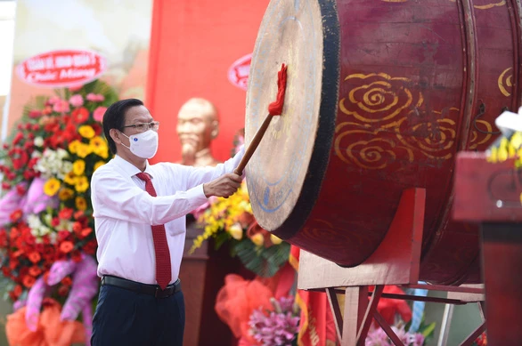 Chủ tịch UBND TPHCM, ông Phan Văn Mãi, đánh trống khai giảng năm học 2021-2022. Ảnh: Tuổi trẻ