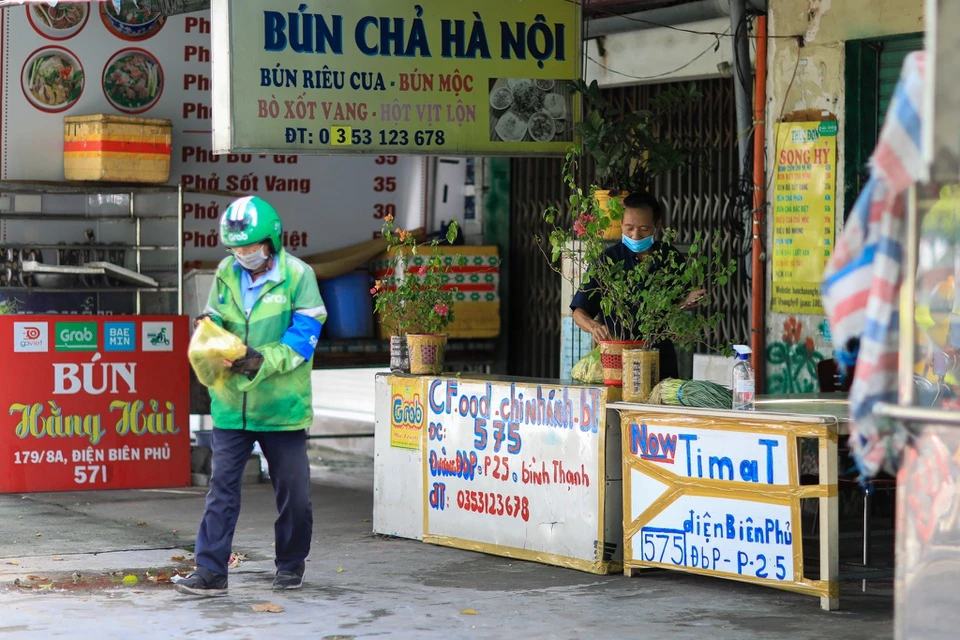 Hàng quán tại TPHCM chưa mặn mà mở bán trở lại vì người dân vẫn "ai ở đâu ở yên đó". Ảnh: Zing