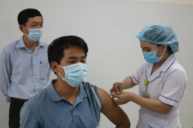 Nguy cơ vỡ kịch bản tăng trưởng nếu không có vaccine. Ảnh minh hoạ.