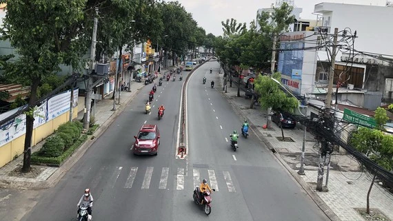 Lượng phương tiện lưu thông trên trục đường Quang Trung (quận Gò Vấp) ngày 29-9 khá đông đúc. Ảnh: Bùi Anh Tuấn 