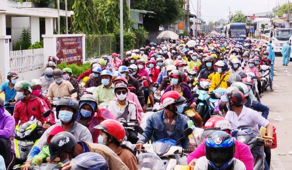 Hàng ngàn người đổ về các tỉnh miền Tây sau ngày 30-9, khi TPHCM và các tỉnh lân cận nới lỏng giãn cách xã hội. Ảnh: DT