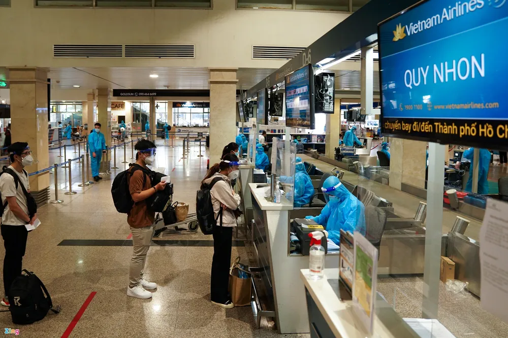 Ngày đầu khôi phục bay nội địa: Vé kín chỗ 3 ngày liên tiếp, nhiều người dân TPHCM đã được về nhà ảnh 2