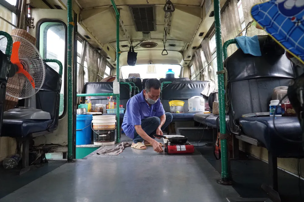 Xe buýt số 10 nóng, thấp hơn nhưng tiếp viên vẫn phải ở lại. Ảnh: Lê Hồng Hạnh Tài xế, tiếp viên không tiền ăn ngủ trên xe buýt 'nằm im' suốt mùa dịch Covid-19 - ảnh 8