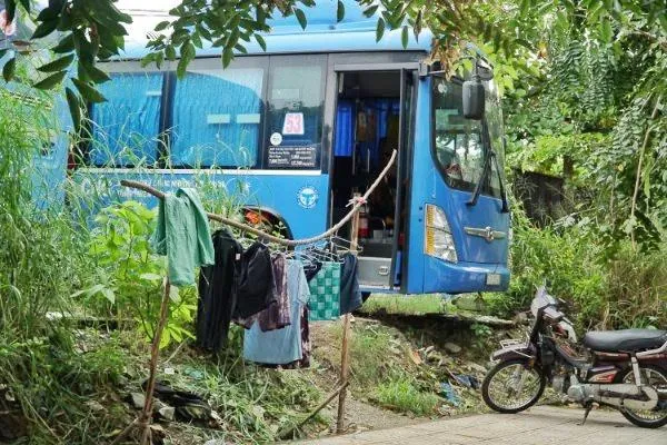 Xe buýt của ông Hoàng sạch sẽ và tiện nghi hơn vì có điện, quạt và bếp ga. Ảnh Lê Hồng Hạnh. Tài xế, tiếp viên không tiền ăn ngủ trên xe buýt 'nằm im' suốt mùa dịch Covid-19 - ảnh 6