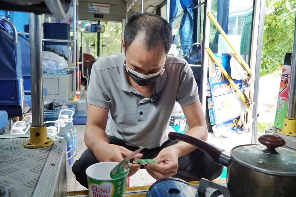 Thức ăn mà anh ăn nhiều nhất trong mùa dịch là mì gói và trứng. Ảnh: lê Hồng Hạnh. Tài xế, tiếp viên không tiền ăn ngủ trên xe buýt 'nằm im' suốt mùa dịch Covid-19 - ảnh 3