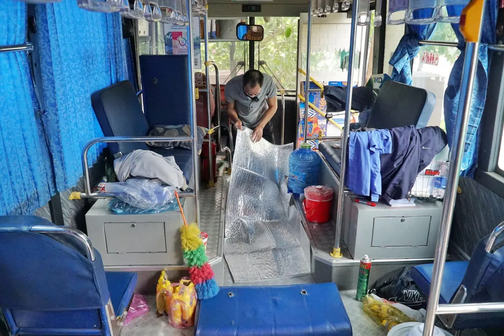 Anh Cường ăn ngủ ở trên xe buýt. Ảnh: Lê Hồng Hạnh. Tài xế, tiếp viên không tiền ăn ngủ trên xe buýt 'nằm im' suốt mùa dịch Covid-19 - ảnh 4
