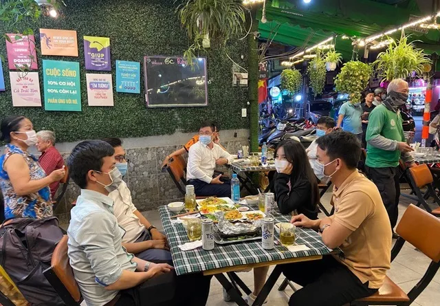 Hàng quán tại TPHCM vẫn chưa "gút" chuyện phục vụ tại chỗ. Ảnh: Dân trí