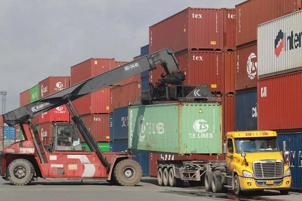 Nhóm ngành thương mại điện tử và logistics tiếp tục có triển vọng trong năm 2022 nhờ những thay đổi trong thói quen tiêu dùng, mua sắm trực tuyến của người dân thay đổi mạnh mẽ từ khi đại dịch. (Ảnh minh họa. Nguồn:TTXVN)