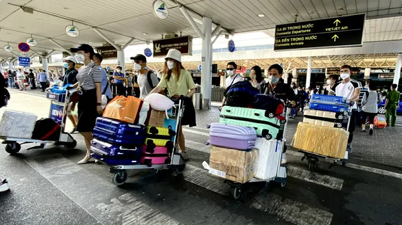 Mùng 7 Tết, bớt căng thẳng chờ đợi đón taxi ở Tân Sơn Nhất - Ảnh 2. Mùng 7 Tết, bớt căng thẳng chờ đợi đón taxi ở Tân Sơn Nhất - Ảnh 2.