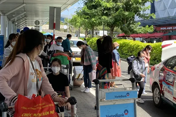 Mùng 7 Tết, bớt căng thẳng chờ đợi đón taxi ở Tân Sơn Nhất - Ảnh 3. Mùng 7 Tết, bớt căng thẳng chờ đợi đón taxi ở Tân Sơn Nhất - Ảnh 3.