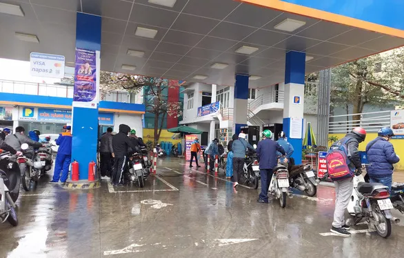 Người dân đổ xăng tại cây xăng trên đường Tôn Đức Thắng (Hà Nội) trước kỳ điều chỉnh ngày 11-2 - Ảnh: N. AN