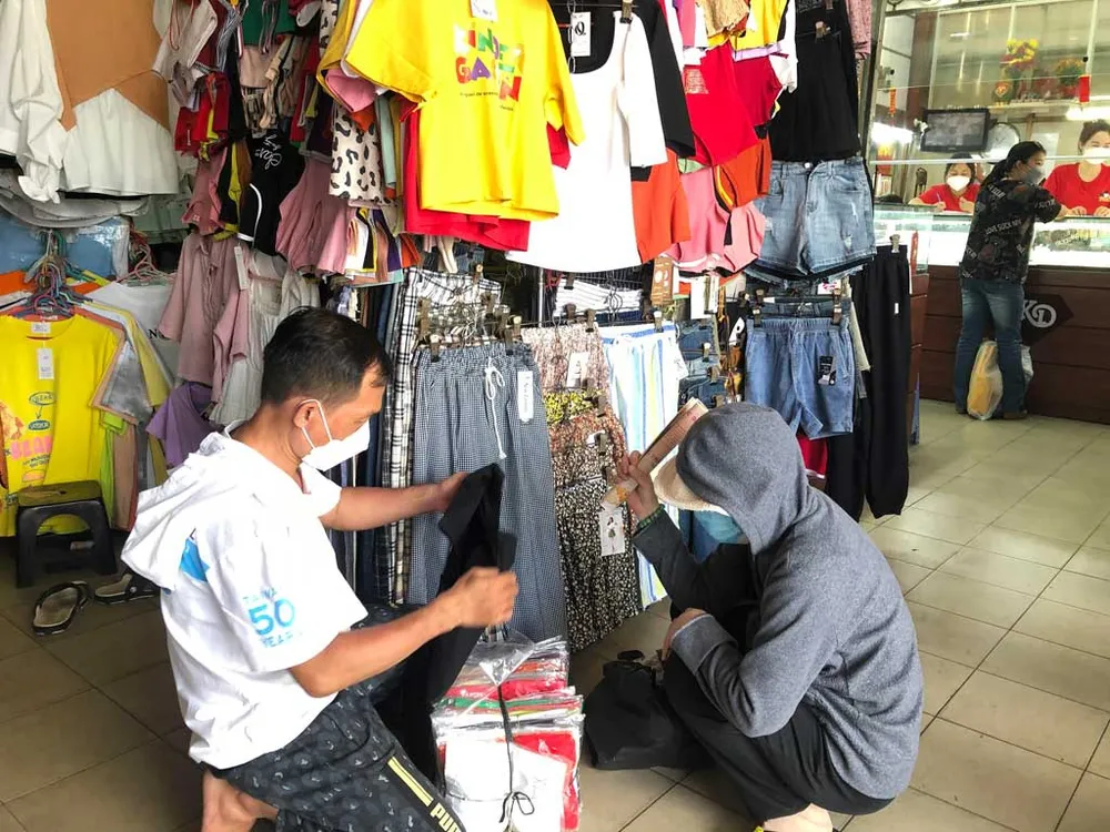 Tại chợ bán lẻ, cả người bán và người mua đều không quan tâm đến thuế GTGT Giảm thuế giá trị gia tăng: Nơi làm, nơi chưa rõ - ảnh 2