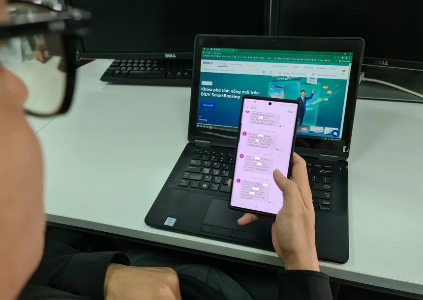 Các ngân hàng đang muốn giảm phụ thuộc vào dịch vụ SMS do các nhà mạng cung cấp. Ảnh: Quang Thắng.