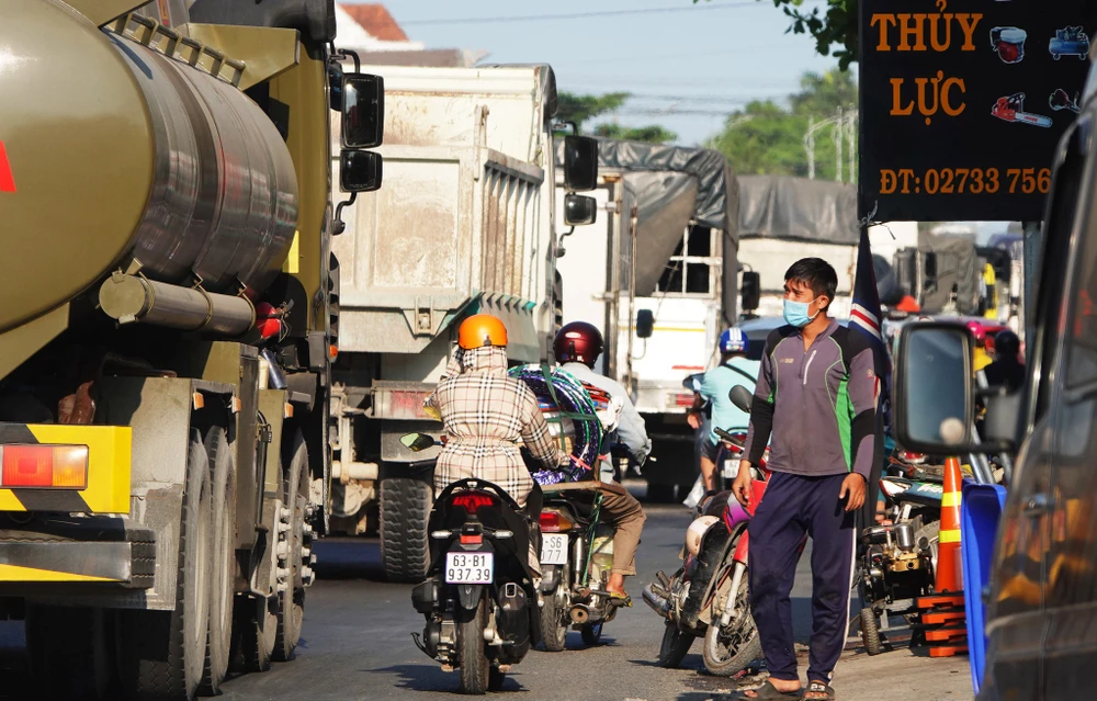 Giao thông tại “nút thắt cổ chai” cầu An Cư luôn trong tình trạng ùn ứ nghiêm trọng