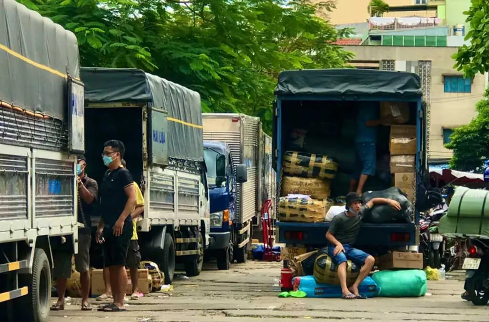 Hiện đa số quầy sạp chủ yếu đóng hàng gửi xe về các tỉnh Chợ truyền thống vẫn ảm đạm - ảnh 2