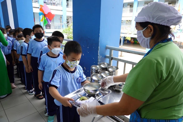 Học sinh Trường tiểu học Nguyễn Văn Trỗi, quận Tân Bình, TP.HCM trong giờ ăn trưa ngày 21-2. Đây là ngày đầu tiên trường thực hiện bán trú cho học sinh - Ảnh: NHƯ HÙNG